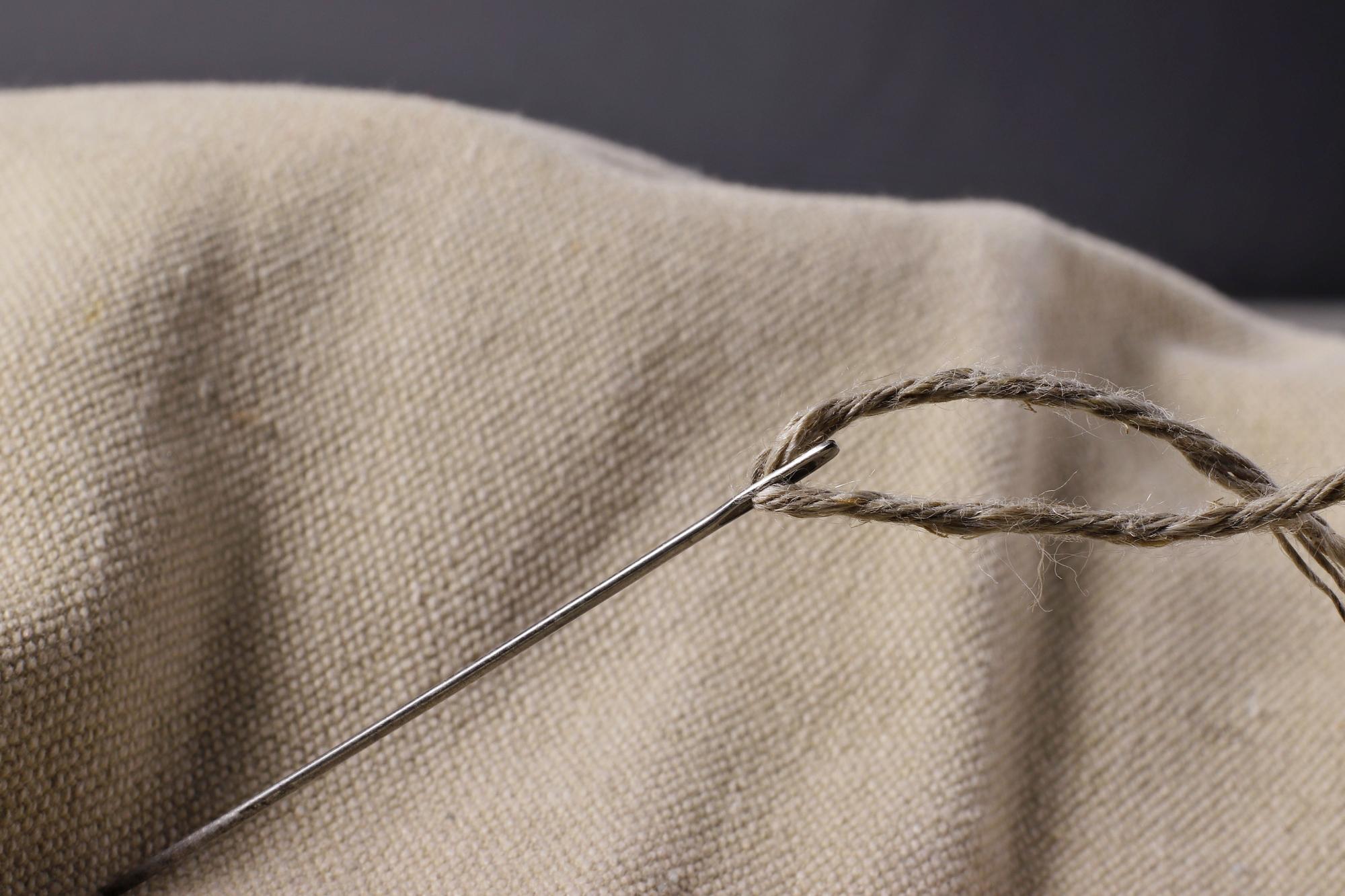 Dettaglio punto pieno su camicia in lino